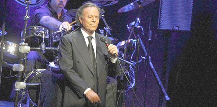 Julio-Iglesias-Concert-2xc3
