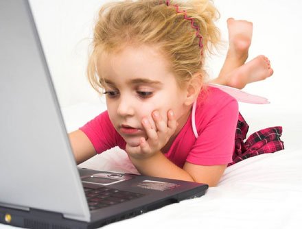 young-girl-computer-lesson-