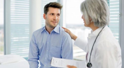 Medica-fazendo-consulta-615