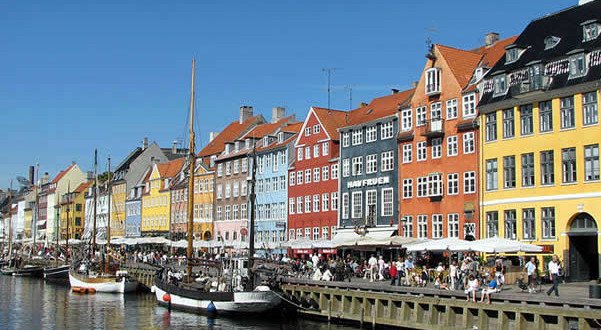 Nyhavn-Copenhague-Dinamarca.-Author-Srvora.-Licensed-under-Creative-Commons-Attribution-601x330