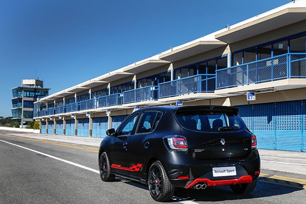 17-mai-17---Sandero-R.-S.-Racing-Spirit---2