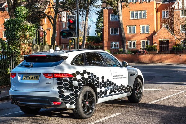 28-jun-18---Jaguar-Land-Rover-testa-carros-inteligentes