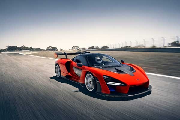 29-out-18---McLaren-Senna-cor-Delta-Red-de-frente-em-movimento