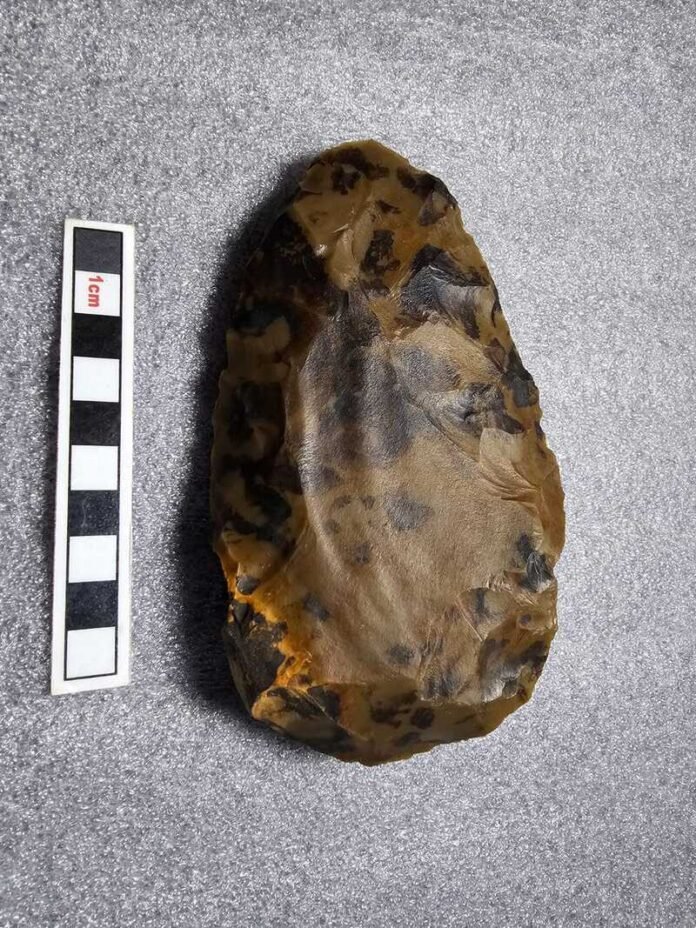 artefato provavelmente produzido pela espécie Homo erectus com idade aproximada de 1 milhão de anos, escavado na Jordânia