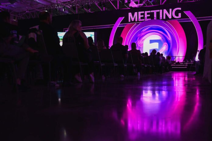 Meeting_Easy-Resize.com_