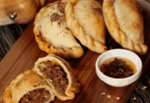 Promoção de empanadas em dobro movimenta tardes de terça no Huguito, em Curitiba