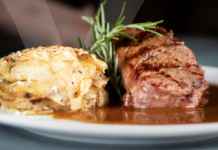 La Vaca Steakhouse lança menu exclusivo para o Dia dos Namorados na unidade Alto da XV Para celebrar o Dia dos Namorados, a La Vaca Steakhouse preparou um menu especial que será servido exclusivamente durante o jantar na unidade Alto da XV, em Curitiba. A proposta é oferecer uma experiência gastronômica completa para os casais que desejam comemorar a data em um ambiente acolhedor e com pratos elaborados especialmente para a ocasião. O menu inicia com uma entrada para compartilhar: Fondue de Queijos servido com mignon e lâminas de pão tostado na brasa. Entre os pratos principais, os clientes poderão escolher entre o Flat Iron acompanhado de risoto cremoso de Grana Padano e amêndoas tostadas ou o Mignon ao molho roti servido com mil folhas de batata gratinada. A sobremesa, também desenvolvida para compartilhar, será a Banana Split Especial, preparada com sorvete de baunilha, banana na brasa, suspiro e calda quente de frutas vermelhas. A experiência terá valor de R$ 180 por pessoa e estará disponível exclusivamente mediante reserva antecipada. O menu será servido apenas no jantar da unidade localizada no bairro Alto da XV. Com a ação, a La Vaca Steakhouse aposta em uma combinação de gastronomia, ambiente intimista e pratos preparados para dividir, características que costumam marcar as celebrações da data. Serviço Dia dos Namorados – La Vaca Steakhouse Menu especial: entrada, prato principal e sobremesa Valor: R$ 180 por pessoa Atendimento: somente no jantar, mediante reserva Endereço: Rua Schiller, 988 – Alto da XV – Curitiba (PR) Foto: Arquivo La Vaca