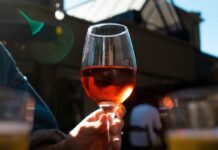 Prainha Restobar promove ação para casais e solteiros durante a Semana dos Namorados