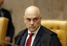 Moraes suspende visitas de Flávio a Bolsonaro na prisão domiciliar