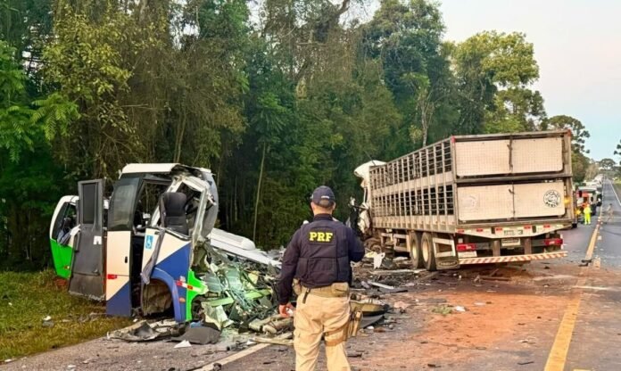 Acidente-entre-onibus-e-caminhao-mata-23-pessoas-em-estrada-no-Parana