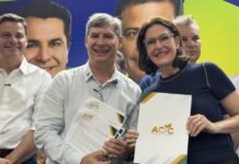 Cristina Graeml recebe pleitos empresariais em visita a Cianorte Cristina Graeml, candidata ao Senado pelo Paraná recebe de William Pelissari, presidente da ACIC, carta de sugestões e propostas (Foto: Ascom/CG)