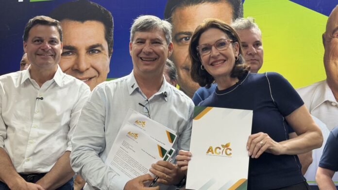 cristina-cianorte-16-08-2026-2 Cristina Graeml, candidata ao Senado pelo Paraná recebe de William Pelissari, presidente da ACIC, carta de sugestões e propostas (Foto: Ascom/CG)