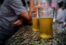 Álcool e cigarro podem causar cegueira, alertam especialistas