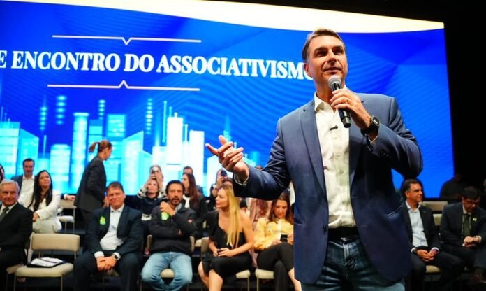 Flavio-faz-visita-ao-pai-em-prisao-domiciliar-e-recebe-apoios-em-SP